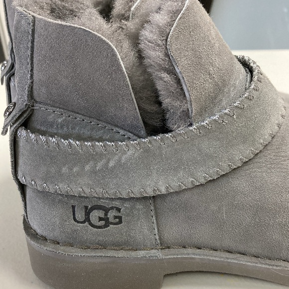 UGG McKay boot in EUC Women’s size 7 Grey Suede - Picture 3 of 8